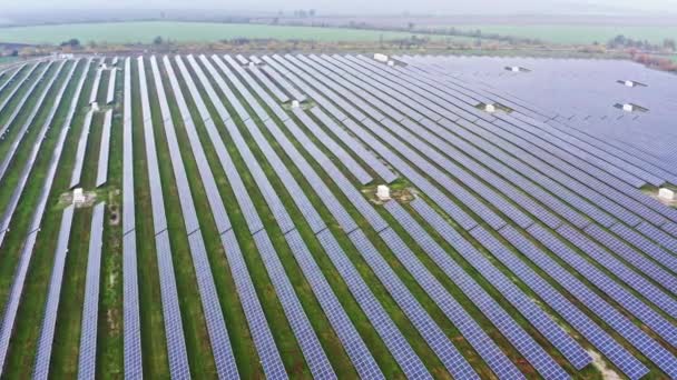 Großes Solarkraftwerk auf einer malerischen grünen Wiese in der Ukraine — Stockvideo
