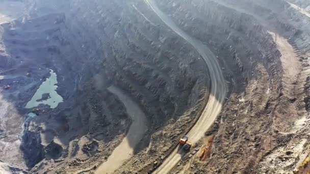 Огромные грузовики Белаз едут по карьерному дну на горнодобывающем заводе, шахтный карьер в Украине — стоковое видео