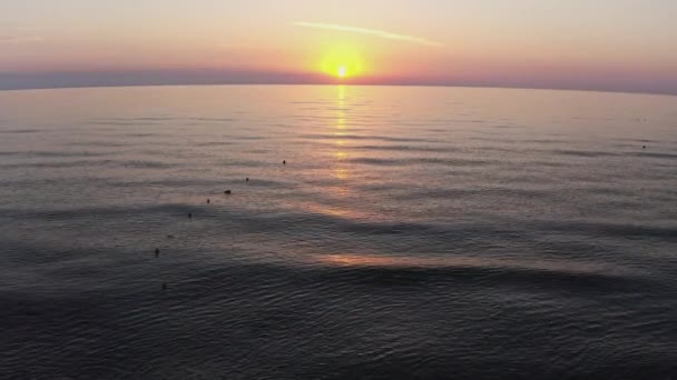 Θαλασσινά κύματα σε μια όμορφη θάλασσα το πρωί — Αρχείο Βίντεο