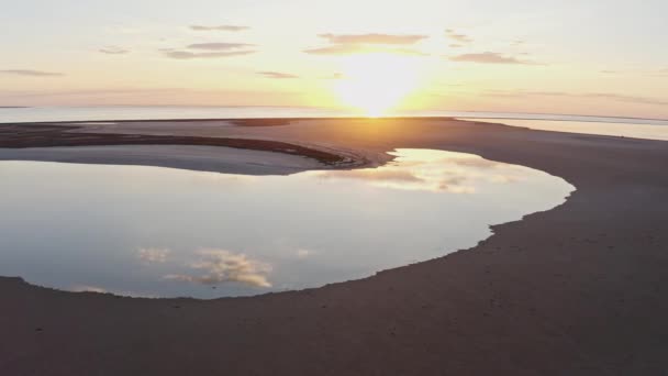 Ongebruikelijke eilanden op een briljant meer en kleurrijke zonsondergang — Stockvideo