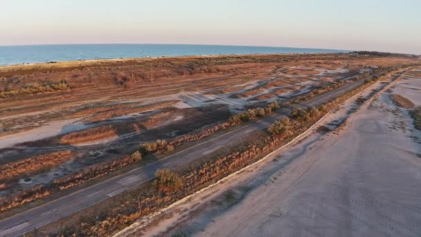 Estrada selvagem perto do mar — Vídeo de Stock