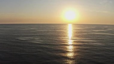 Sabah güzel bir denizde deniz dalgaları