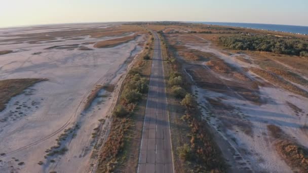 Estrada selvagem perto do mar — Vídeo de Stock