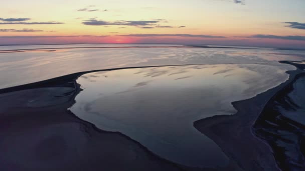 Ovanliga öar på en strålande sjö och färgglad solnedgång — Stockvideo
