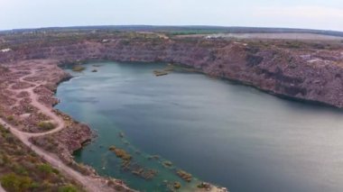 Sel basmış eski taş ocağı, doğal granit madenciliği alanı.