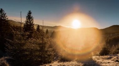 Kış tepelerinde Altın Gün Doğumu