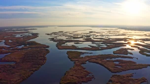 Onweerstaanbare overstromingen op de Samara rivier op de dnjepr in het avondlicht — Stockvideo