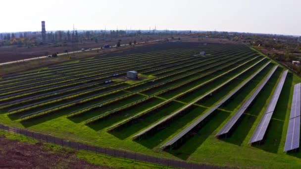 Grote zonnecentrale op een pittoresk groen veld in Oekraïne — Stockvideo