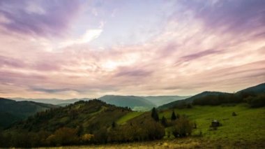 Yeşil tepelerde güzel pembe gün batımı
