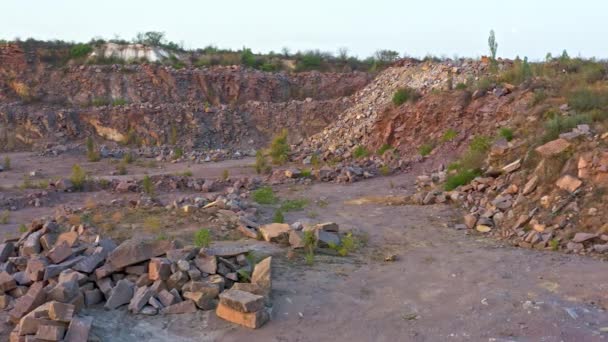 Hay grandes montones de rocas en el territorio de la mina. — Vídeo de stock