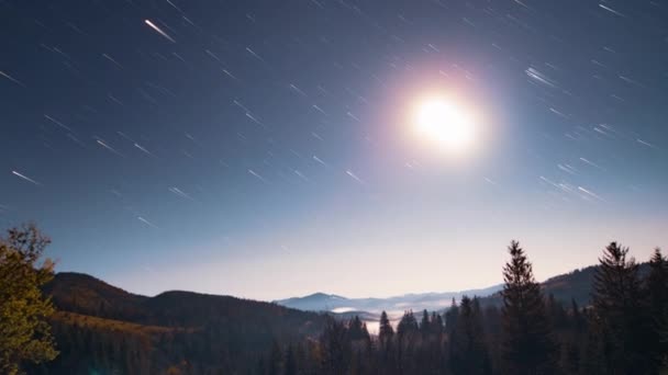 Висхідний місяць у висхідному небі — стокове відео