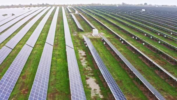Voe sobre uma usina de energia solar renovável com sol na Ucrânia — Vídeo de Stock