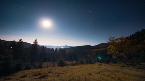 Stigande måne i den stigande himlen — Stockvideo