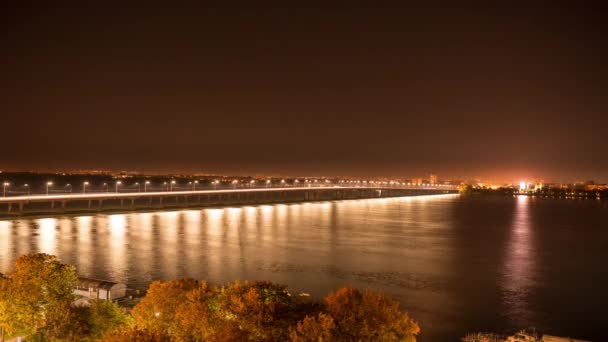 El puente largo está bañado en luz fría y brillante — Vídeos de Stock