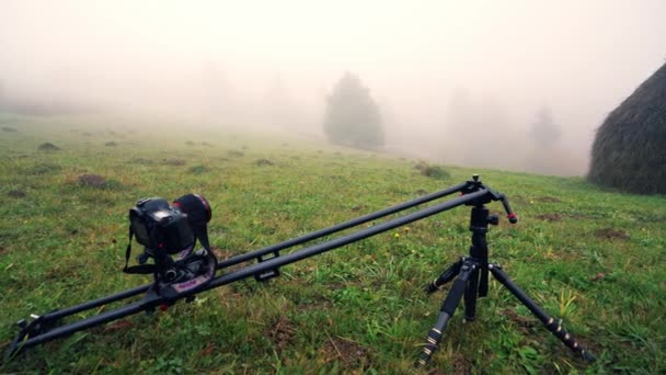 Kamera na stromych zdjęciach wzgórza w Karpatach — Wideo stockowe