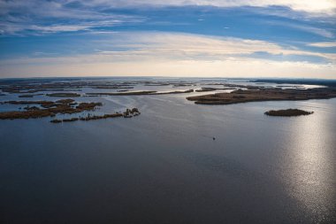 Gece vakti Ukrayna 'daki Dinyeper' deki Samara Nehri 'nde karşı konulamaz sel baskınları. Hava panoramik İHA görüntüsü