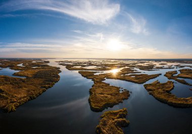 Gece vakti Ukrayna 'daki Dinyeper' deki Samara Nehri 'nde karşı konulamaz sel baskınları. Hava panoramik İHA görüntüsü