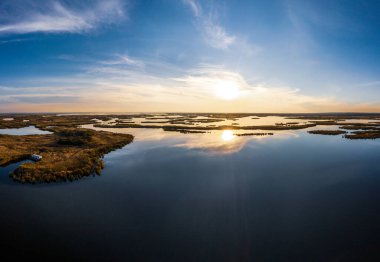 Gece vakti Ukrayna 'daki Dinyeper' deki Samara Nehri 'nde karşı konulamaz sel baskınları. Hava panoramik İHA görüntüsü