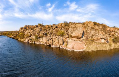 Büyük kayaların arasında, akşam saatlerinde Ukrayna 'da sıcak ve pürüzsüz bir dere akar..