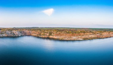 Akşamları taştan taş ocağını büyük taşlar kaplıyor. Ukrayna 'da küçük kuru bitkilerle kaplı sıcak parlak bir ışık. Hava panoramik İHA görüntüsü