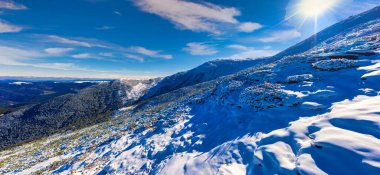 Dzembronya köyü yakınlarındaki Ukrayna 'da kar ve açık mavi gökyüzü ile kaplı Karpat Dağları' nın muhteşem manzaraları.