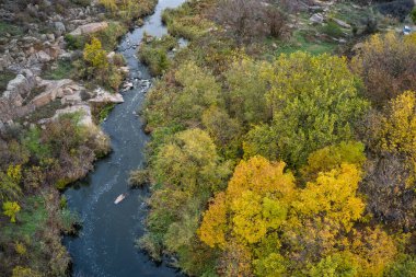 Ukrayna 'da akşam ışığında vahşi doğada küçük, hızlı bir Kamenka deresi. Hava panoramik İHA görüntüsü