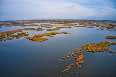 Dinyeper 'deki güzel Samarskie Plavni' nin en güzel manzarası. Yanında sıcak akşam ışığında bir köy var. Hava panoramik İHA görüntüsü