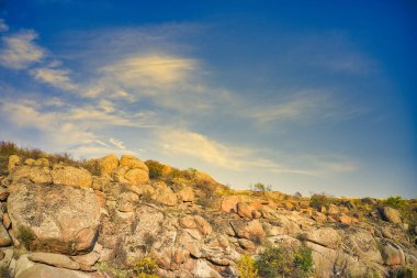 Büyük kayaların arasında, akşam saatlerinde Ukrayna 'da sıcak ve pürüzsüz bir dere akar..
