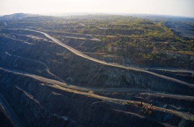 Resimli Ukrayna 'daki sıcak akşam ışığında özel ekipmanların yardımıyla minerallerin çıkarılması. Hava panoramik İHA görüntüsü