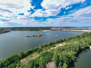 Güzel nehir şehirde yeşil ve taze bitki örtüsüyle çevrilidir.