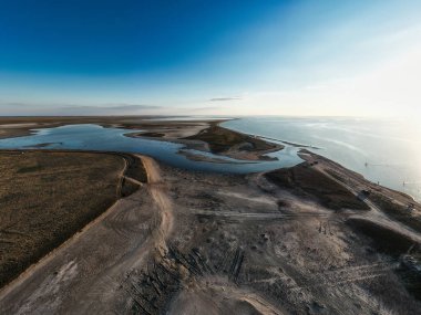 Parlak bir göl üzerindeki sıra dışı adalar, üst manzara, insansız hava aracı kamerası.