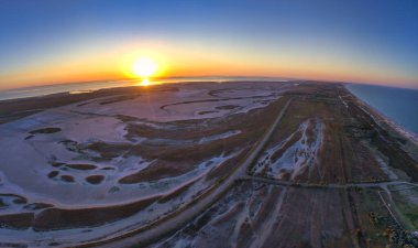Parlak bir göl üzerindeki sıra dışı adalar, üst manzara, insansız hava aracı kamerası.