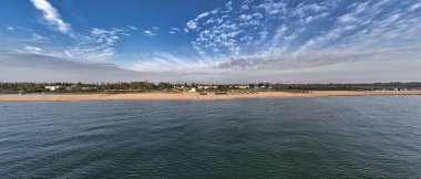 Kumlu sokaklardaki küçük ve düzenli evler. Güzel ve huzurlu Strilkove köyü Sabah ışığında