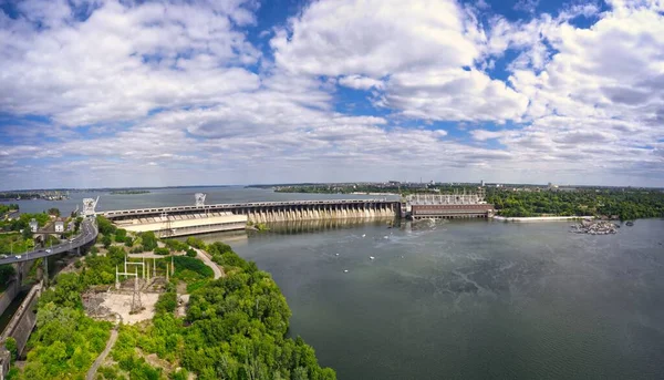 Zaporozhye的第聂伯河上最大的水电站 — 图库照片