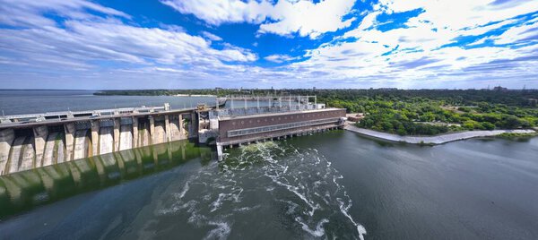 Крупнейшая гидроэлектростанция на Днепре в Запорожье.