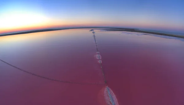 Ovanifrån Glänsande Salt Rosa Sjö Och Stig Längs Den — Stockfoto