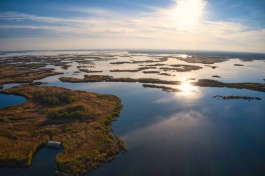 Gece vakti Ukrayna 'daki Dinyeper' deki Samara Nehri 'nde karşı konulamaz sel baskınları. Hava panoramik İHA görüntüsü
