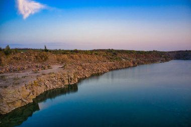 Akşamları taştan taş ocağını büyük taşlar kaplıyor. Ukrayna 'da küçük kuru bitkilerle kaplı sıcak parlak bir ışık. Hava panoramik İHA görüntüsü