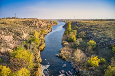 Ukrayna 'da akşam ışığında vahşi doğada küçük, hızlı bir Kamenka deresi. Hava panoramik İHA görüntüsü