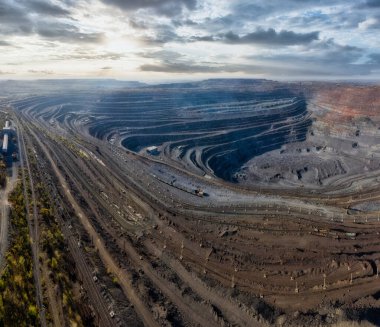 Resimli Ukrayna 'daki sıcak akşam ışığında özel ekipmanların yardımıyla minerallerin çıkarılması. Hava panoramik İHA görüntüsü