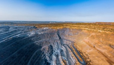 Resimli Ukrayna 'daki sıcak akşam ışığında özel ekipmanların yardımıyla minerallerin çıkarılması. Hava panoramik İHA görüntüsü