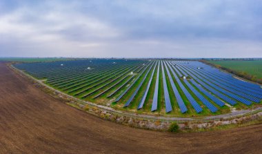 Yenilenebilir güneş enerjisi kullanan bir enerji santrali. Hava aracı görüntüsü
