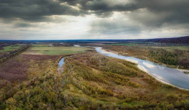 Sonbahar dağ nehri üzerinde uçmak, renkli yapraklar ve Carpatian dağlarında Striy nehri
