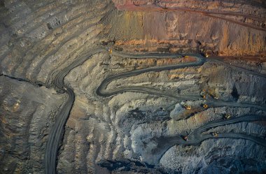 Resimli Ukrayna 'daki sıcak akşam ışığında özel ekipmanların yardımıyla minerallerin çıkarılması. Hava panoramik İHA görüntüsü