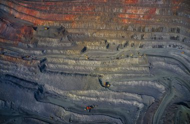Resimli Ukrayna 'daki sıcak akşam ışığında özel ekipmanların yardımıyla minerallerin çıkarılması. Hava panoramik İHA görüntüsü