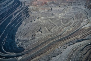 Resimli Ukrayna 'daki sıcak akşam ışığında özel ekipmanların yardımıyla minerallerin çıkarılması. Hava panoramik İHA görüntüsü