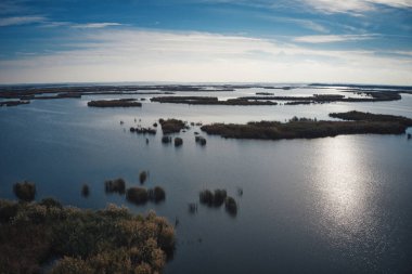 Gece vakti Ukrayna 'daki Dinyeper' deki Samara Nehri 'nde karşı konulamaz sel baskınları. Hava panoramik İHA görüntüsü
