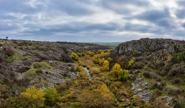 Струмок Тече Актовському Каньйоні Україно Осінні Дерева Великі Кам Яні — стокове фото