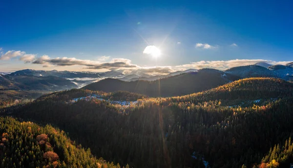 Malebné Horské Krajiny Podzimu Sněhem Blízkosti Obce Dzembronya Ukrajině Karpaty — Stock fotografie