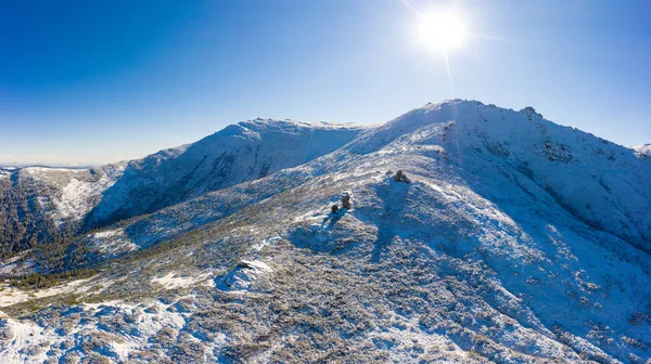 乌克兰Dzembronya村附近美丽的喀尔巴阡山脉风景 覆盖着白雪和蔚蓝的天空 — 图库照片